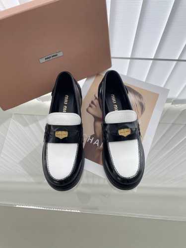 MIU MIU 22春夏 大热走秀款 幸运币系列乐福鞋，出现在各大时装杂志封面 各路明星、小红书博主着用拼色搭配幸运金币搭配更显示复古上脚尤为惊艳到你的一款闭眼