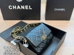 香奈儿Chanel 嬉皮腋下包 经典19扣子加持简直不要太美哈哈 这款觉得手拎就很好看 配休闲装很酷啊！ 实物很漂亮 质感超级棒 尺寸： 20 15
