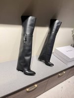 GIVENCHY纪梵希新款金属扣长靴 风靡时尚圈的裤腿靴，非纪梵希莫属 经典版型一再升级 原版1:1开发，腿部饰有皮革束带 搭配金属扣侧面饰有银色和金色饰面 不