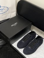 出厂： prada 普拉达新款德训鞋 鞋面麂皮有肌理感，内里羊皮包裹，软软糯糯的鞋垫加厚小羊皮，踩上去无比舒适，有支撑感，又包裹得很好的感觉 鞋型包裹感十足，轻