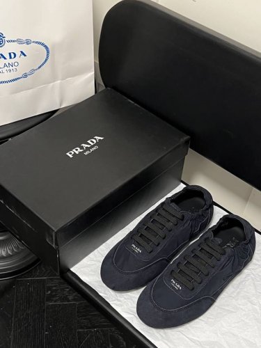 出厂： prada 普拉达新款德训鞋 鞋面麂皮有肌理感，内里羊皮包裹，软软糯糯的鞋垫加厚小羊皮，踩上去无比舒适，有支撑感，又包裹得很好的感觉 鞋型包裹感十足，轻