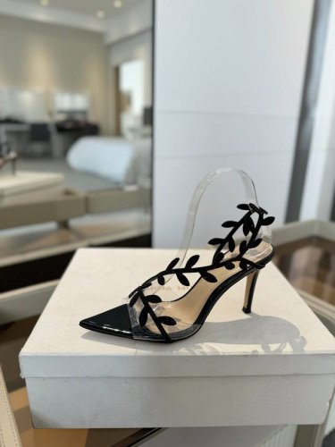 价格： Gianvito rossi 2025 新款拖鞋顶级版本，代购品质！施华洛奇水钻尖头高跟拖鞋，宛如从童话中走来的仙履。施华洛奇水钻璀璨耀眼，如同繁星点点