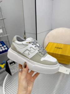 厚底 P360女，男+50 Fendi芬迪 超级A货正品1:1复刻休闲厚底增高小白鞋~超高舒适度～非常好驾驭 材质：特殊牛皮 内里：原版网布 垫脚：网布注塑成型