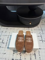 celine 2025春夏新款刺绣字母包头平底穆勒拖鞋 这款拖鞋真的是太美了 光是那个刺绣字母设计就让我心动不已 走在街上 回头率绝对爆表 而且它的颜色也超级百