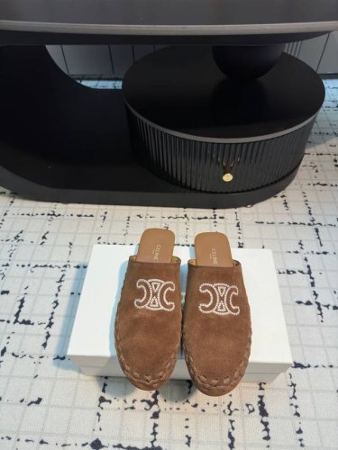 celine 2025春夏新款刺绣字母包头平底穆勒拖鞋 这款拖鞋真的是太美了 光是那个刺绣字母设计就让我心动不已 走在街上 回头率绝对爆表 而且它的颜色也超级百