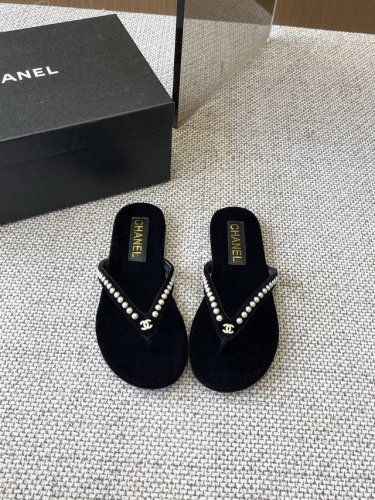 Chanel 香奈儿 25Ss 夏季新款 夹脚人字拖 海滩必备款 Chanel2025香奈儿最新爆款 夏季夹脚拖鞋 百搭显脚瘦气质款，颜值爆棚的一款拖鞋，任意搭
