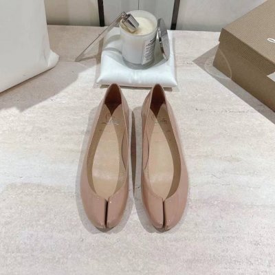 cl X Maison Margiel* 25Ss分趾平底单鞋 maison Margiela 与 Christian Louboutin 推出首个联名鞋履系列