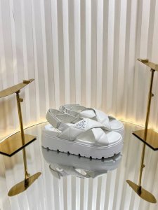 最新系列 Prad* 普拉达25款 厚底魔术贴凉鞋 拖鞋罗马厚底魔术贴凉鞋 最新走秀款，经典升级 舒适度与时髦度并存 每个颜色搭配都好看，设计搭配不同风格需求
