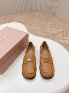 出厂 Miumiu 缪缪2025Ss春夏走秀款 钱币款驾车鞋一脚蹬乐福鞋小皮鞋 这款永不过时的小牛皮驾车鞋饰有硬币与压花Miu徽标，彰显别具一格的经典格调。鞋头