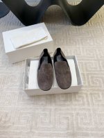 出厂价 The Row 圆头一脚蹬乐福鞋平底单鞋。法式优雅气质在线、高级又时髦，可盐可甜，文艺又气质！四季可穿的单品，挂扣设计，好穿又好看，风魔全球经典著作，柔