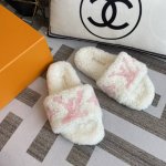 L家 毛拖P: 女款，码数35-40 41.42订做不退换 2024新款 Louis vuitton LV毛拖 官网同步：专柜品质！我家只做全真皮羊羔毛 一款巨