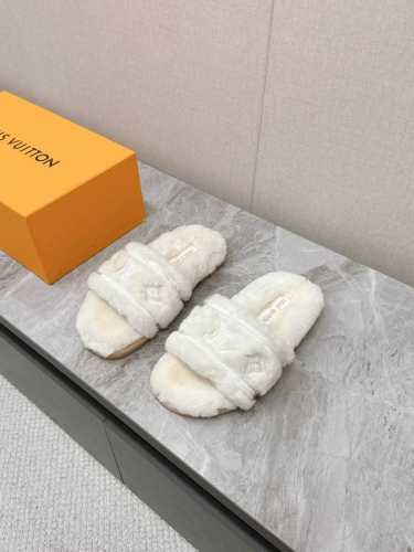 LV路易威登最新款秋冬新款纯羊毛拖厚底增高外穿羊毛拖 菱格交叉羊毛拖 菱格二字羊毛拖，小个子必入款 增高显瘦 精致高级 慵懒又不乏高级感，毛茸茸的太可爱了！鞋面