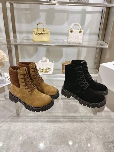 Loew*罗意威 24ss秋冬新品男女同款情侣马丁靴，难得的爆款 酷酷帅帅的做旧风格，王一博同款情侣靴，这双鞋酷出天际了，复古英伦风，穿出不一样的气质，高丝光牛