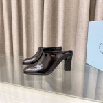 380 Prada 普拉达 25Ss 春夏新款 粗跟 方头 穆勒半拖鞋 后空高跟凉鞋 简单的设计大概就是它最让人喜欢的点 不是烂大街的那种 很有自己的品牌个性