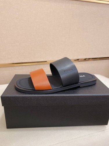 工厂p价 prada 拖鞋 顶级代购 男士春夏拖鞋专柜同步 鞋面意大利进口牛皮搭 标志图形高品质工艺 鞋底 原厂特供原版底 独家活动成型底超级舒适 原厂跟单货