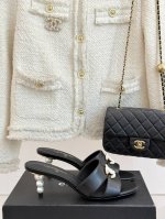 厂价 chane* 小香25p春夏新品 双C珍珠跟高跟凉鞋 很经典百搭的设计 无论什么场合都可以Hold住 任何身高都能驾驭的高度 且不失气场和魅力 特色在于鞋