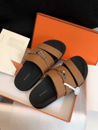2024- Hermes 爱马仕2024新款二舅拖系列 情侣款 一直都很火爆的二舅拖鞋 随意各种搭配都很棒！！！ 材料：进口牛皮 牛里 大底：Tpu防滑耐磨大底 - 点击图像关闭