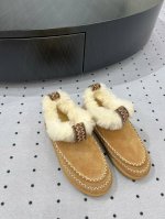 一口价 秋冬新品， ★面料： 皮毛一体 内里：羊毛 鞋底：发泡大底 优雅风格 创造不一样的感觉 跟高：. cm 简约气质款式！ 市场顶级 show bdetai