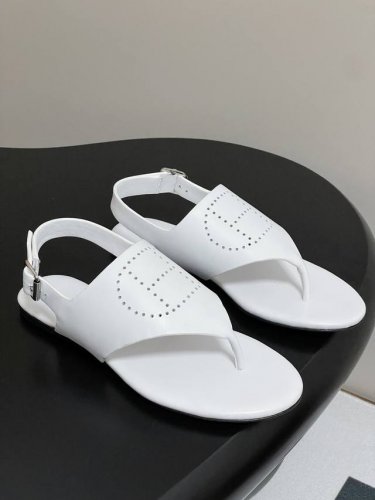 顶级品质 Hermes 爱马仕 H字母激光夹脚人字拖鞋平底凉拖鞋 简约的设计 极具辨识度的H压花 还是第一款，上脚包裹感更强，走路更跟脚 上脚超级百搭好看时髦