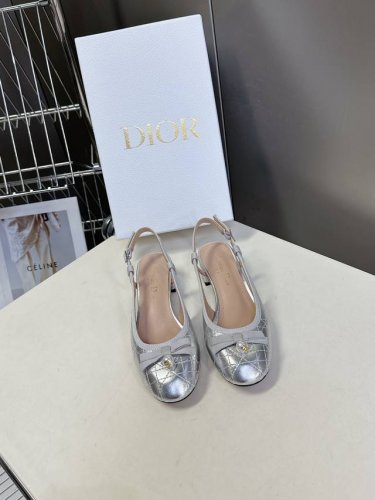 Dior迪奥春夏新款菱格后空时装鞋 时尚优雅 饰以白色树脂珠饰和 Cd 标志 圆头设计与粗跟相得益彰 可为本季的各式造型增添高雅气质材质完美还原 随意对比哦 内
