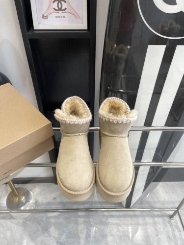UGG 24ss 秋冬季人手必备单品雪地靴 搭配系数也是百分百 炸好看 比较设计的款，随心所欲 雪地靴显腿细 百搭单品 时尚感十足穿上气场爆涨 瞬间拉长腿型 鞋