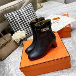 Hermes kelly 爱马仕扣短靴 H家今年新出的新鞋型相比老款，这款更百搭，更年轻时尚化。新出的鞋跟和桶位都和老款有很多不一样的改变！桶位水平线 鞋型超级