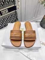 橙子出厂价p dior 迪奥春夏新款 镂空平底拖鞋 一字拖 休闲凉拖 这款D-Lane凉拖彰显经典风格 黑色牛皮革鞋面 展示镂空藤格纹图案 饰以金色饰面金属Ch