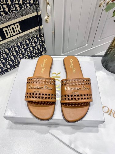 橙子出厂价p dior 迪奥春夏新款 镂空平底拖鞋 一字拖 休闲凉拖 这款D-Lane凉拖彰显经典风格 黑色牛皮革鞋面 展示镂空藤格纹图案 饰以金色饰面金属Ch