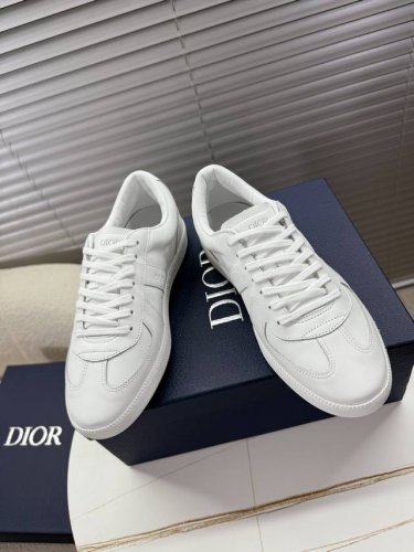 dior迪奥 最新B01系列 情侣款德训鞋 休闲鞋 采用进口牛皮革精心制作 鞋舌和内部侧面饰以 Dior 标志 鞋后跟饰以 Cd 标志 搭配橡胶鞋防滑大底 点缀