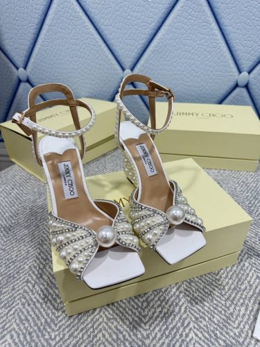 Jimmy Choo 吉米周 是一个非常全面之尊贵时尚生活品牌 香港,美国等大时尚博主及明星的同款表带女士短靴系列 澳大利亚尖头 圆头系列 简直是美上天了 爱上