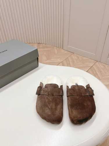 羊毛款女款出 、BALENCIAGA巴黎世家~勃肯 情侣款 Sunday Suede Mule五指勃肯24秋冬秀款勃肯拖鞋半拖，五个冲动的脚指印太可爱了，脚感也