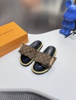 橙子出厂价p louis Vuitton 路易威登 Lv新款 魔术贴平底拖鞋 休闲凉拖 情侣款 专柜同步更新 鞋面采用独一无二的驴家独特面料 面料轻盈透气 超轻