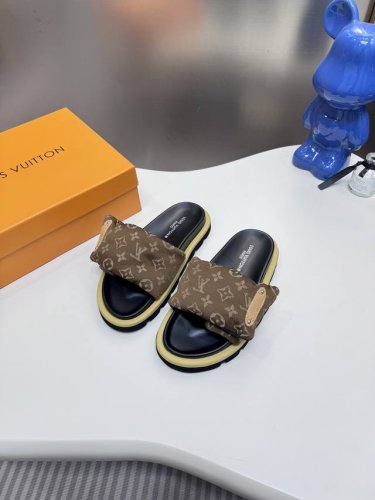 橙子出厂价p louis Vuitton 路易威登 Lv新款 魔术贴平底拖鞋 休闲凉拖 情侣款 专柜同步更新 鞋面采用独一无二的驴家独特面料 面料轻盈透气 超轻