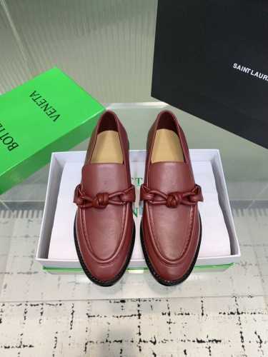 Bottega Venetabv Astaire系列结绳配饰乐福单鞋 上脚轻松又时髦 穿上它 百搭又时髦 轻松穿出高级感 每一步都走出你的时尚新节奏 鞋面材质选