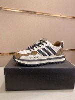 工厂价: prada～普拉达 潮流新款上市 官网同款 专柜品质 原版搭配 精选头层小牛皮面料。舒适透气羊皮内里 做工精细 用料上层 100%纯牛皮打造 原版楦型