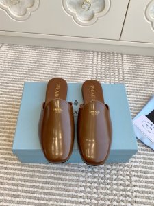 PRADA 普拉达新款包头穆勒拖鞋顶级品质简单的设计大概就是它最让人喜欢的点 不是烂大街的那种 很有自己的品牌个性面料采用开边珠牛皮 内里垫脚混种羊皮 原版橡胶