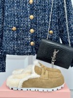 厂价 MIUMIU经典秋冬金钱币毛拖半拖鞋 这季节美鞋太多这款毛拖 真的是让我无法自拔真太可爱了～ 毛茸茸的羊毛是选用欧洲进口A级羊毛 我们做到与原版一致满鞋