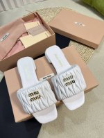 Miumiu 缪缪新款拖鞋 高品质闭眼入 超好穿搭 采用羊皮鞋面 人工缝线褶皱 羊皮垫脚内里更加柔软舒服 小字母五金Mlu Mlu 原版真皮大底 约1.5Cm