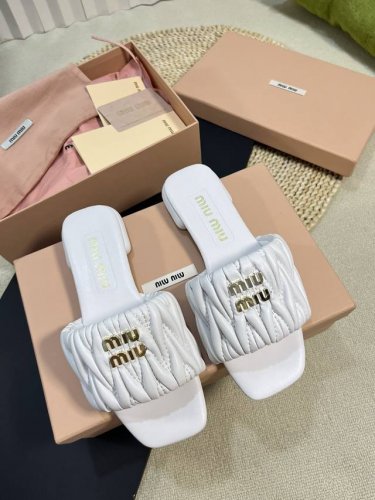Miumiu 缪缪新款拖鞋 高品质闭眼入 超好穿搭 采用羊皮鞋面 人工缝线褶皱 羊皮垫脚内里更加柔软舒服 小字母五金Mlu Mlu 原版真皮大底 约1.5Cm