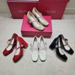 roger Vivier 225 罗杰维维亚春夏新款花朵钻扣玛丽珍单鞋，亮面漆皮搭配钻扣，一眼被惊艳到仙女们确定不拿下这款绝美玛丽珍单鞋气场妥妥的安排上夏日搭配