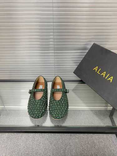 新色羊京绒 Alaia 走秀款平底芭蕾舞平底单鞋！ 甜酷芭蕾风，人气超高的一款芭蕾舞鞋，浪漫又迷人舒适百搭。 原版订制牛皮施华钻 面料， 羊皮内里，私模橡胶防滑