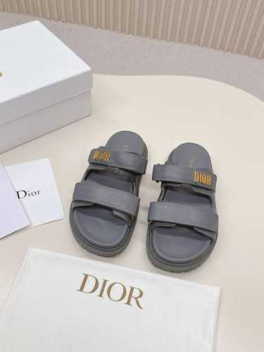 热卖价 Dior经典款凉鞋 这款混种羊皮 Dioract 凉鞋款式时尚。搭配贴合脚型的内底，采用格外轻盈、舒适的皮革制作。鞋面饰带采用魔术贴开合，搭配金色饰面金