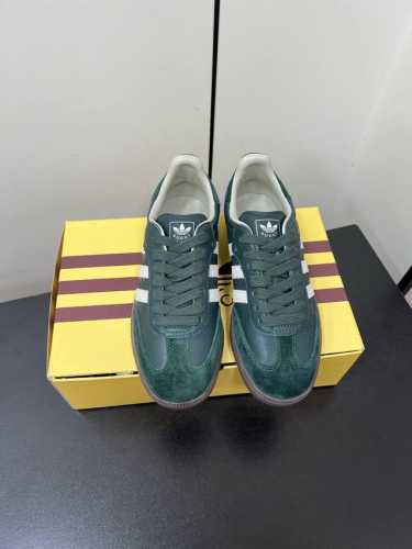 Adidas｜Gucci三叶草Logo与标志性三条杆为设计元素将其与独属于的Gucci 双方选择Adidas Originals经典鞋型 Gazalle为蓝本，