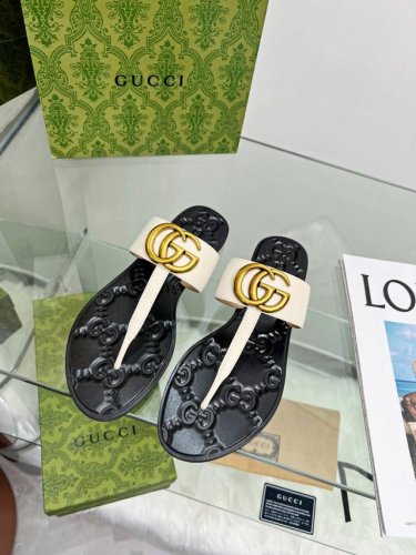 gucc！古奇最新款平底夹脚拖鞋火爆上市。原版1：1复制。原版五金扣开模。 中低双G大Logo原版开模 穿脚特别舒服，大牌名星最爱的奢侈品。 鞋面：牛皮 内里：