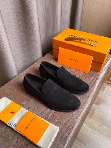 louisvuit～ 码数:38-45 L 家官网同步新品男士高端商务正装皮鞋，顶级原单级别复刻，楦头反复调试，选用进口小牛皮设计，古法手工工艺，水染牛皮内里