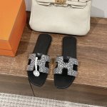 平跟钻面 Hermes 爱马仕H拖鞋Oran凉鞋系列 时尚又百搭 超级舒服 每个细节都做到极致 原版Swift小牛皮 原版1:1独家私模鞋面 原版真皮沿条大底