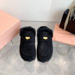 MiuMiu秋冬新品羊毛半拖 ！进口蓬松柔软组合羊毛 独特慵懒个性风格！上脚百搭暖底.女士们的最爱.很棒的适合度. 原版开发 全套包装 鞋面：牛京.羊毛内里.原