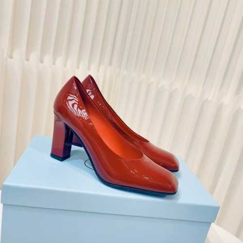 原版开发代购级单鞋 Prada 普拉达 25Ss 春夏新款 粗跟 方头 单鞋 凉鞋 简单的设计大概就是它最让人喜欢的点 不是烂大街的那种 很有自己的品牌个性 面