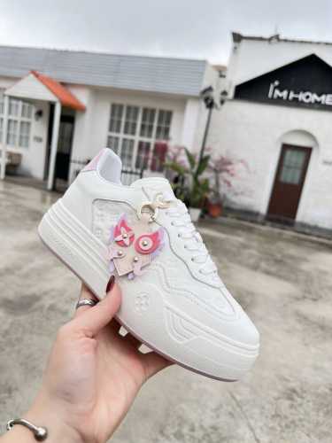 本款 LV Groovy 运动鞋以摩登视角解读精致设计，令皮革祥龙贴饰栖身侧面。标志性大号鞋底饰有花卉细节和 Damier 图案，轻软构型成就舒适体验。 码数：