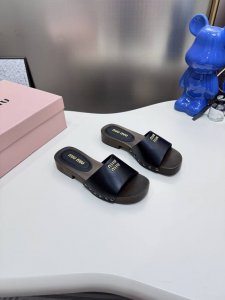 橙子出厂价p miumiu 缪缪 早春新款 糖果色厚底拖鞋 罗马风沙滩凉拖 木纹大底 鞋面 对版进口牛漆皮 高丝光牛反绒 内里 羊皮内里 鞋底 原版开模大底 码